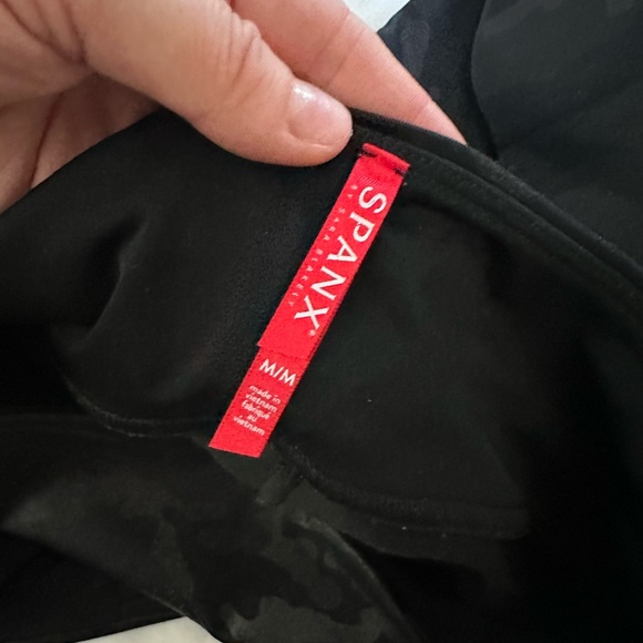 SPANX camo leggings black medium - Picture 8 of 8